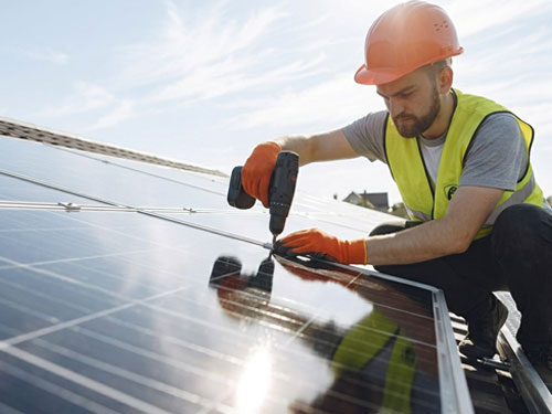 Moderne Solarmodule auf Hausdach